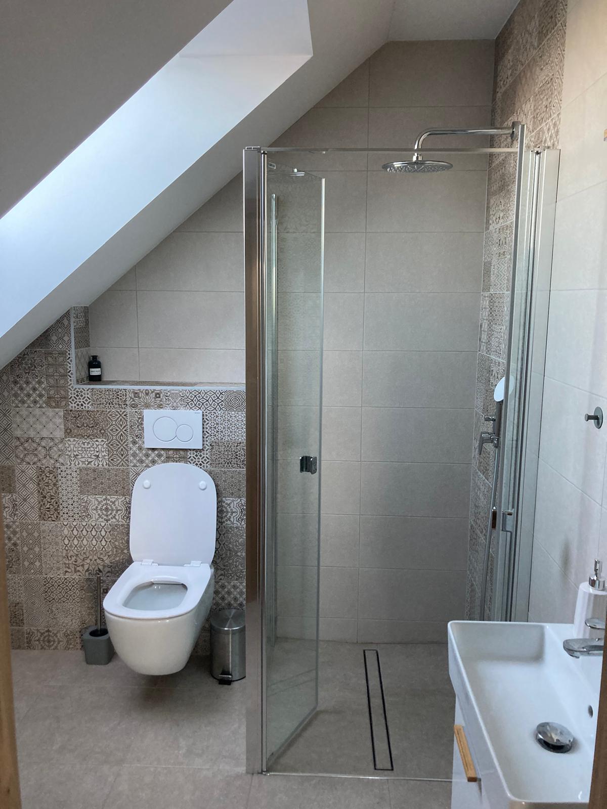 Vlastní koupelna - sprchový kout, záchod, zrcadlo