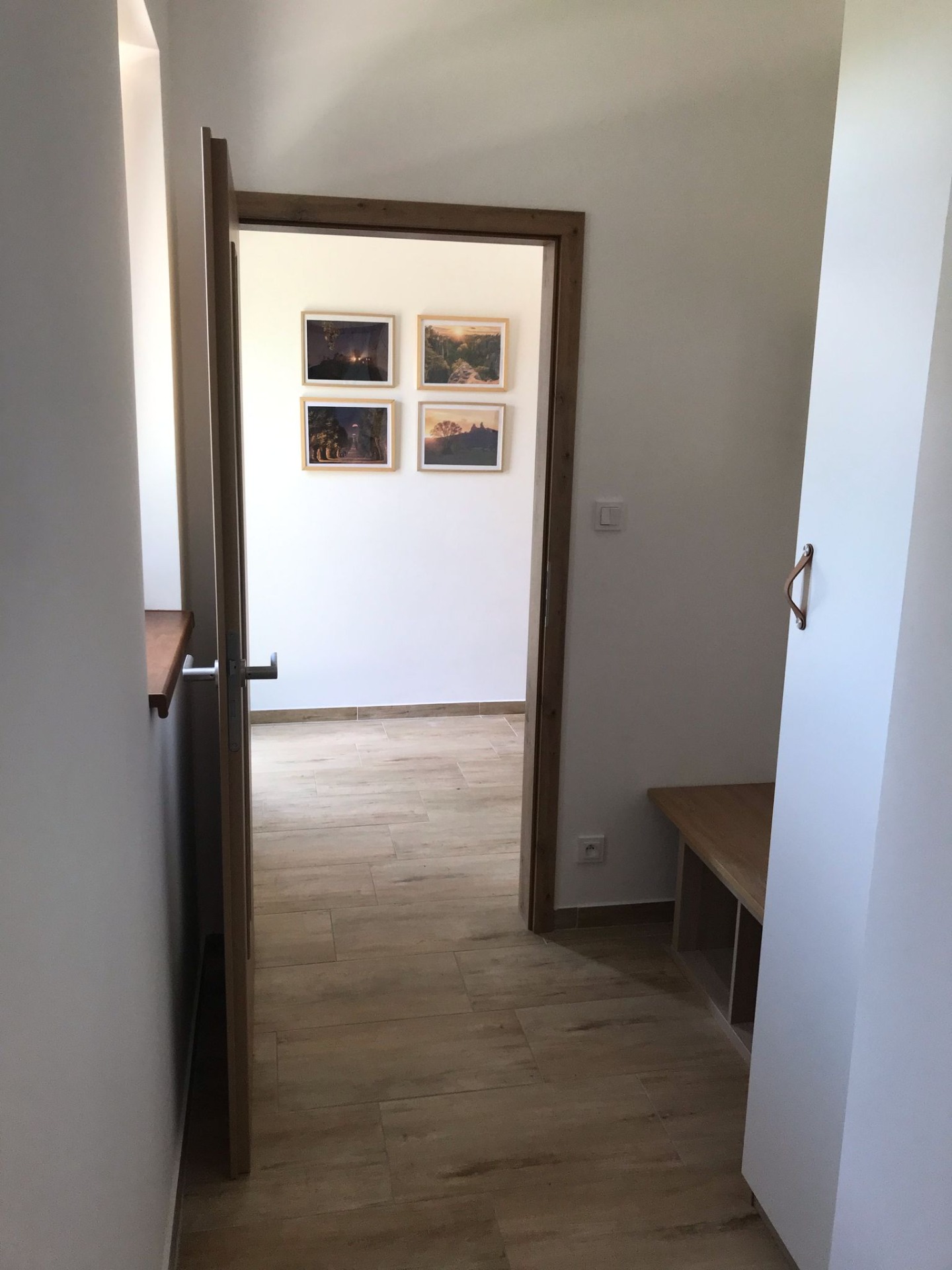 Prostorné zádveří a chodba, schodiště